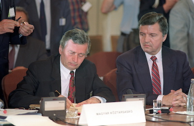Antall József miniszterelnök aláírja a dokumentumot, mellette Somogyi Ferenc, a külügyminisztérium közigazgatási államtitkára ül, 1991. július 1. 
