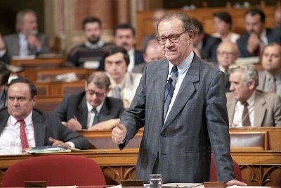 Szabad György, az Országgyűlés elnöke beszél a parlament ülésén 1990. október 30-án.