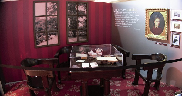 A geszti Tisza-kastélyból származó eredeti bútordarabok a kiállítás enteriőrjében.