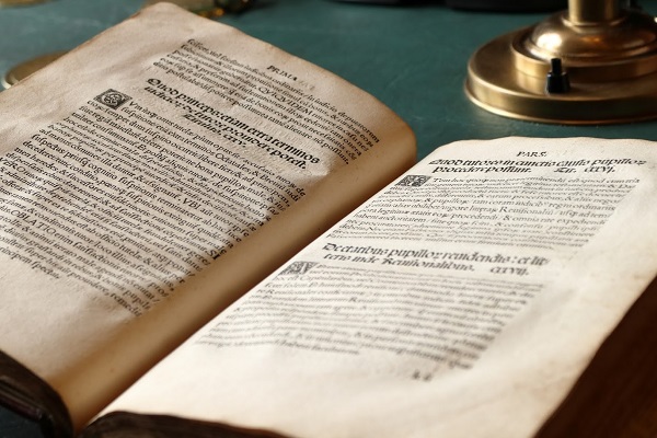 A könyvtár legrégebbi könyve, az 500 éves Werbőczy Hármaskönyv.