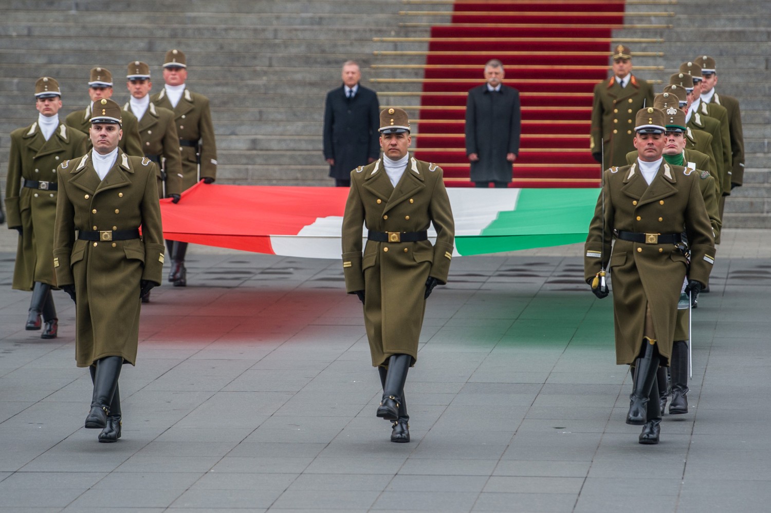 Budapest, 2020. október 23. A honvédség díszegysége a Parlament előtti Kossuth Lajos téren, ahol katonai tiszteletadással felvonták Magyarország nemzeti lobogóját az 1956-os forradalom és szabadságharc kitörésének 64. évfordulóján 2020. október 23-án. A háttérben Kövér László, az Országgyűlés elnöke (k), Benkő Tibor honvédelmi miniszter (b) és Korom Ferenc vezérezredes, a Magyar Honvédség főparancsnoka. MTI/Balogh Zoltán