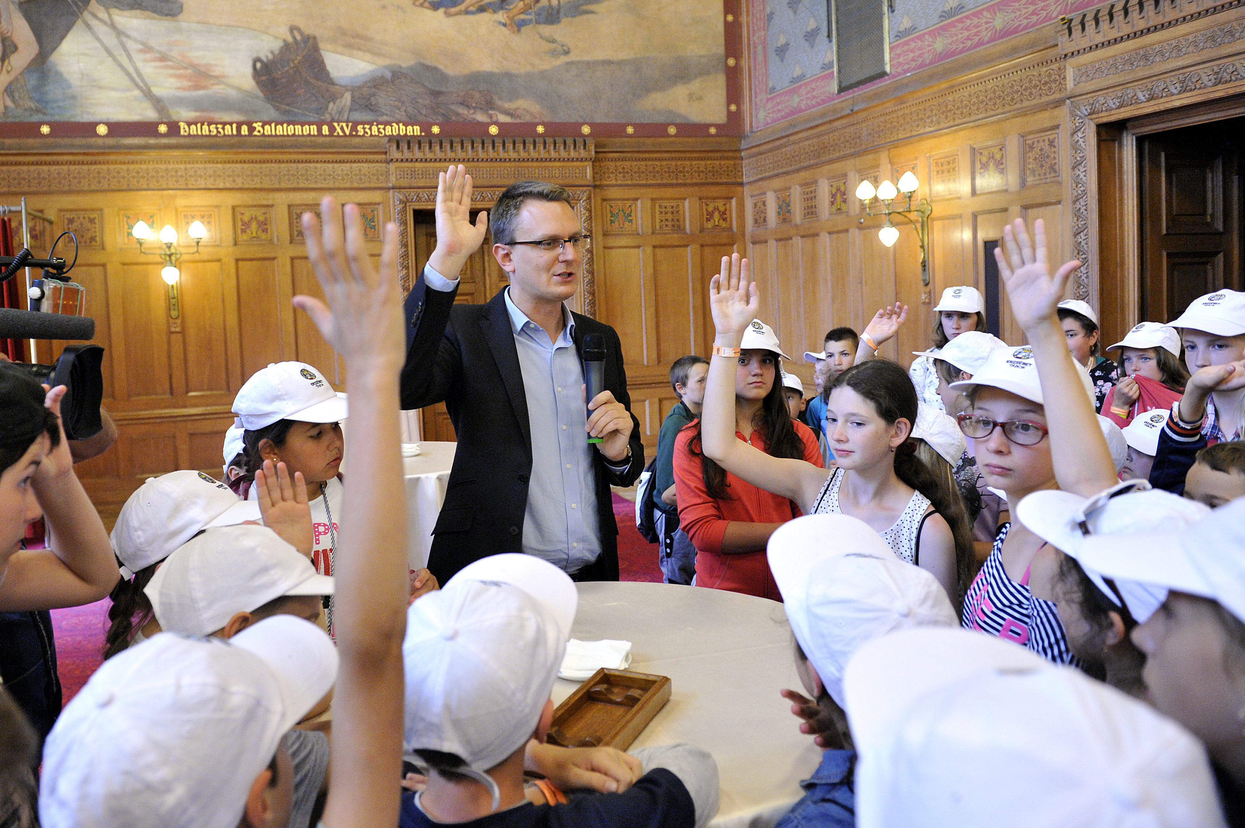 Rétvári Bence kárpátaljai magyar gyerekeket látott vendégül a Parlamentben  - Országgyűlés