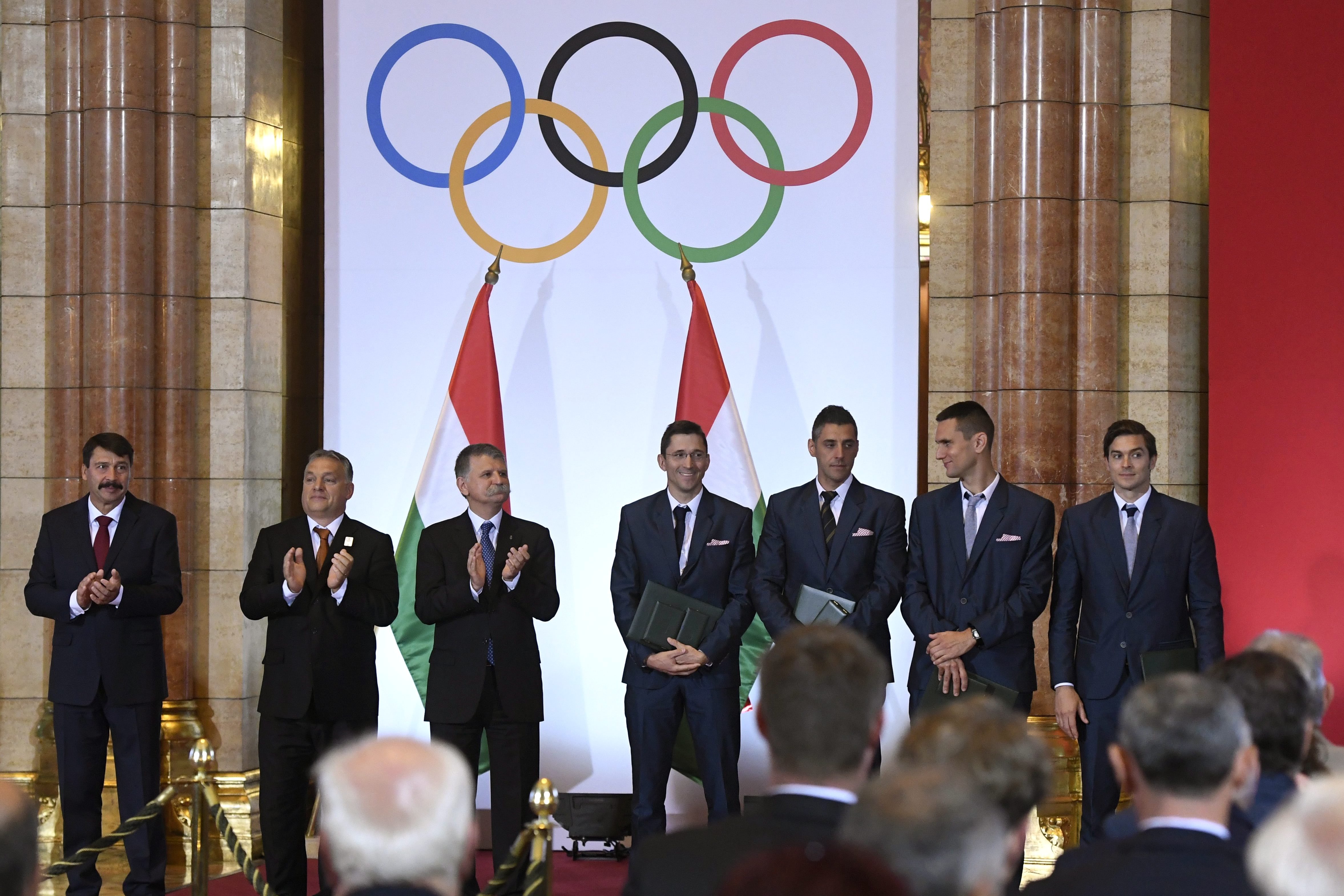 Budapest, 2016. szeptember 23. Áder János köztársasági elnök, Orbán Viktor miniszterelnök és Kövér László házelnök, valamint az olimpiai bronzérmes a férfi párbajtőrcsapat tagjai, Imre Géza, Boczkó Gábor, Rédli András és Somfai Péter (b-j) a Rio de Janeiró-i olimpián és paralimpián eredményesen szerepelt magyar sportolók tiszteletére tartott ünnepségen az Országház kupolatermében 2016. szeptember 23-án. MTI Fotó: Koszticsák Szilárd