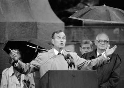 George H. W. Bush amerikai elnök beszédet tart a budapesti Kossuth téren 1989. július 11-én