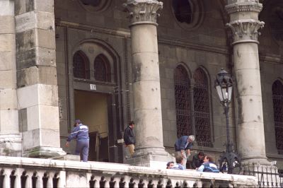 Az Országház XIX-es kapuja a hajnalban történt robbantás után, 1994. június 11-én