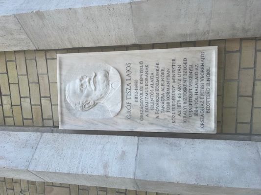 Gróf Tisza Lajos emléktáblája a róla elnevezett irodaház falán