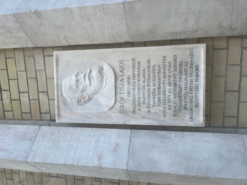 Gróf Tisza Lajos emlékműve a róla elnevezett irodaház falán