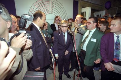 Horn Gyula, az MSZP elnöke (középen) nemzetközi sajtóértekezletet tart az 1994. évi országgyűlési választások második fordulója után a párt Köztársaság téri székházában. Balra Szekeres Imre, az MSZP alelnöke.