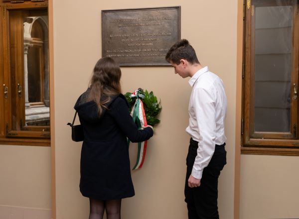 A Sztehlo Gábor Evangélikus Gimnázium két diákja megkoszorúzza incseli Szőts András emléktábláját