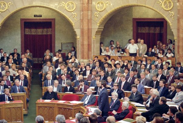 Képviselők az ülésteremben az 1994-es parlamenti választások során megválasztott új Országgyűlés alakuló ülésén