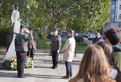 ​   Máthé Áron, a Nemzeti Emlékezet Bizottságának elnökhelyettese koszorút helyez el a szobornál  ​