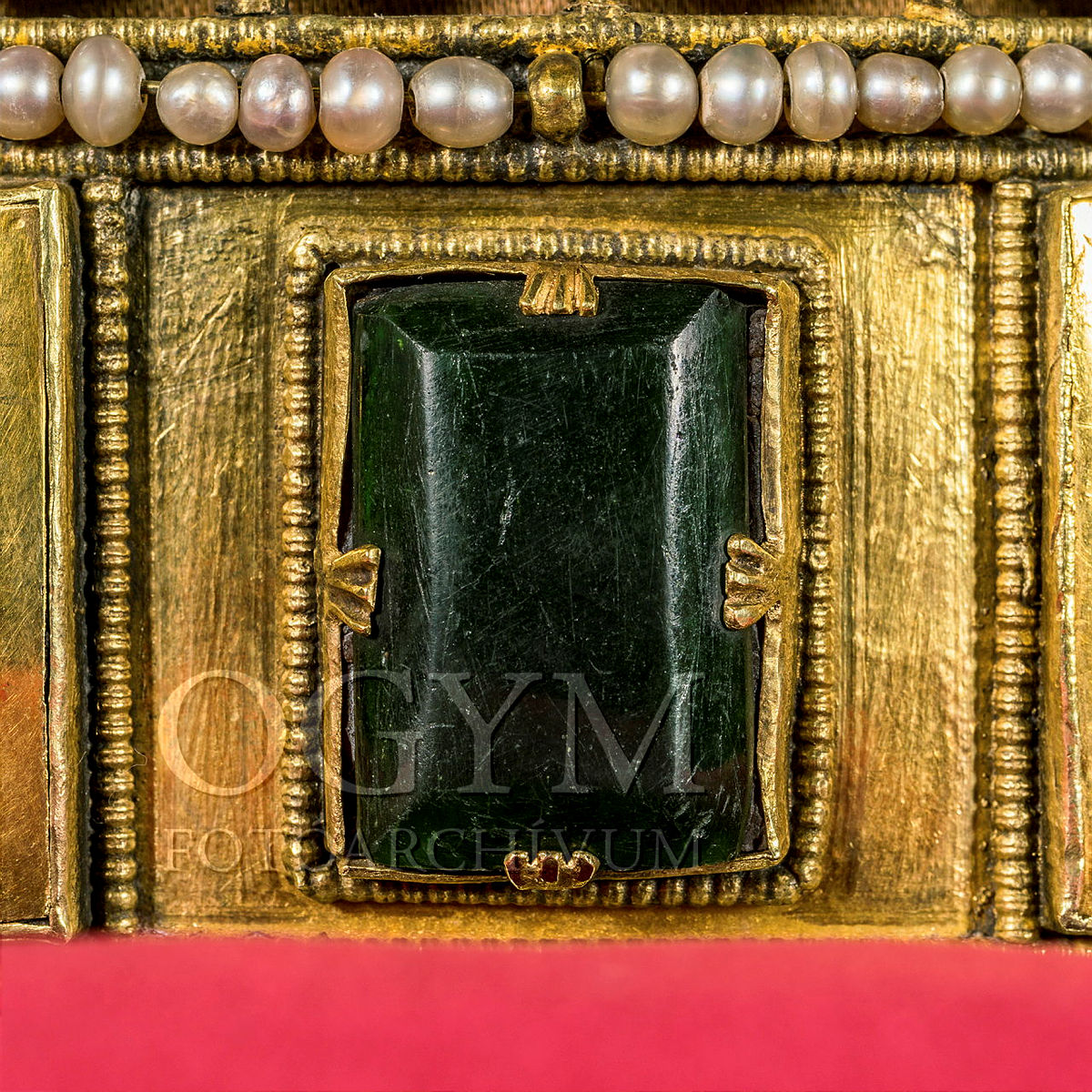 A magyar Szent Korona egyik zöld üvegből csiszolt köve a görög korona hátoldalán, 2016