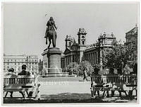 Életkép a Kossuth Lajos téren, a II. Rákóczi Ferenc lovas szobra előtt, 1950-es évek