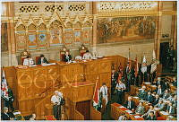 Szabad György az Országgyűlés plenáris ülésén az Országház főemeletén, 1990