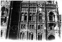 Az Országház Budapest ostromakor megsérült épületének keleti (városi) homlokzata, 1944 (?)