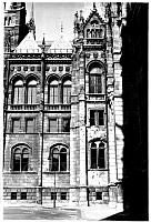 Az Országház Budapest ostromakor megsérült épületének keleti (városi) homlokzata, 1944 (?)